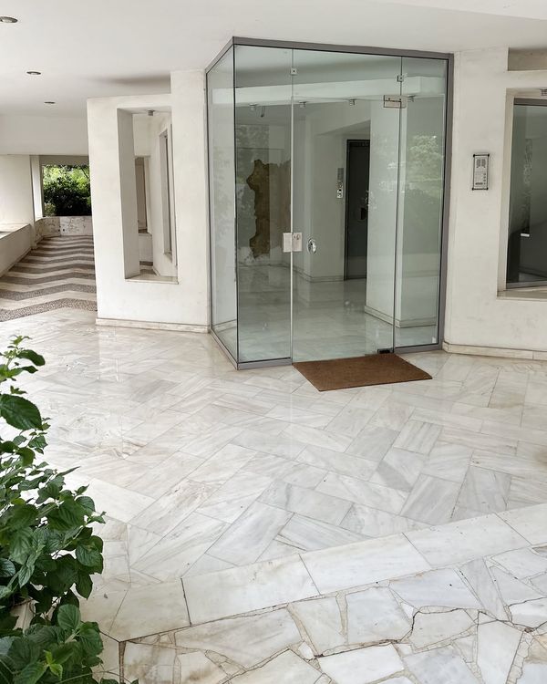 Καθαρισμός πολυκατοικίας στο Νέο Ψυχικό: είσοδος πολυκατοικίας με γυάλινη πόρτα