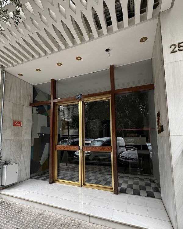 Καθαρισμός πολυκατοικίας στο Παγκράτι: είσοδος πολυκατοικίας
